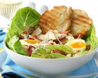 Sałata z grillowanym kurczakiem, jajkiem i płatkami parmezanu