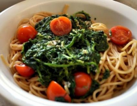 Spaghetti ze świeżym szpinakiem i pieczonymi pomidorkami
